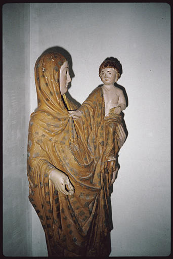 Groupe sculpté : 'Vierge à l'Enfant' (vue buste, trois quart droite)