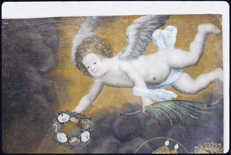 Tableau : 'Le supplice de sainte Barbe', angelot tenant une couronne de fleurs et une palme ; après restauration (détail)
