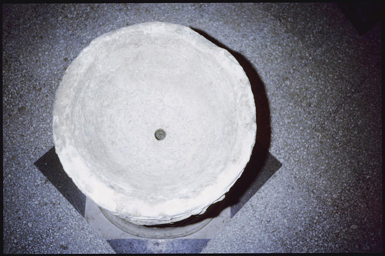 Autel païen : dédié à Apollon, dessus en cuvette ; époque gallo-romaine (vue dessus) - © Ministère de la Culture (France), Médiathèque du patrimoine et de la photographie, diffusion RMN-GP
