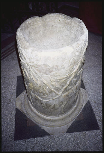 Autel païen : dédié à Apollon, marbre, bas-relief, branches de laurier, animal (biche ?), dessus en cuvette ; époque gallo-romaine
