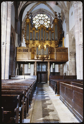 Buffet d'orgue, garde-corps de tribune : bois sculpté, ajouré, rinceaux, volutes (vue d'ensemble)