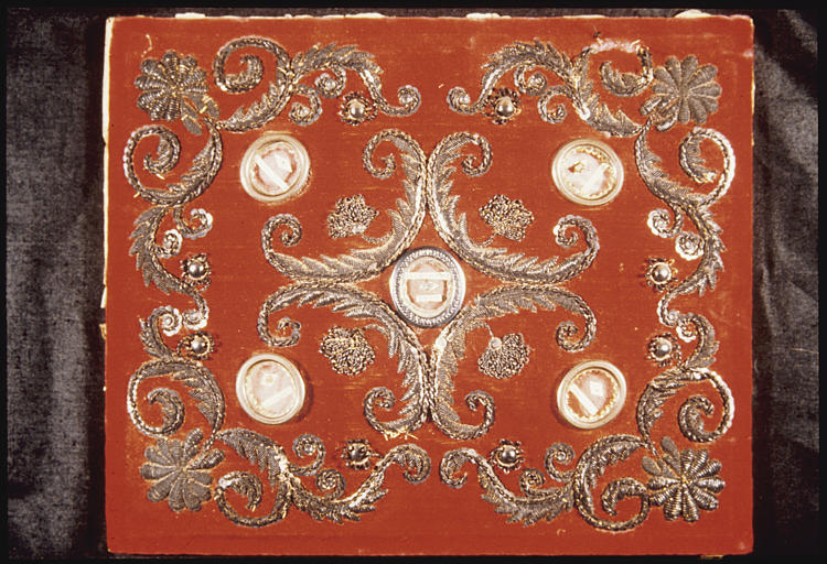 Tableau-reliquaire : velours rouge, fils d'argent brodés, médaillons de laiton et d'argent (5)