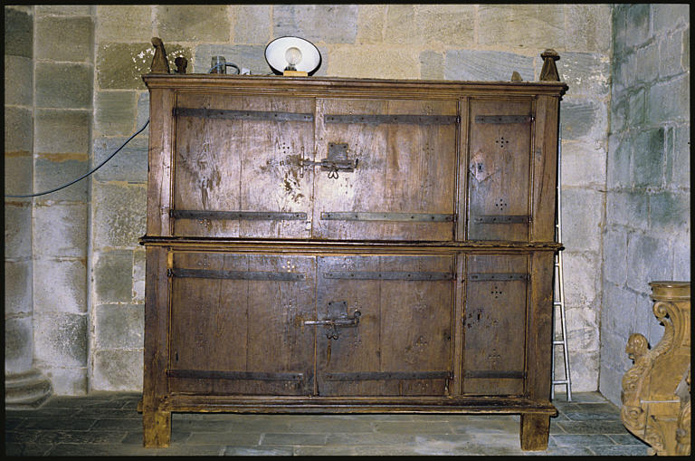 Armoire : de sacristie, bois, taillé, ferronnerie, grands vantaux (4), petits vantaux (2), motif de plis de serviette (côtés), trous formant des motifs de croix (vantaux) - © Ministère de la Culture (France), Médiathèque du patrimoine et de la photographie, diffusion RMN-GP