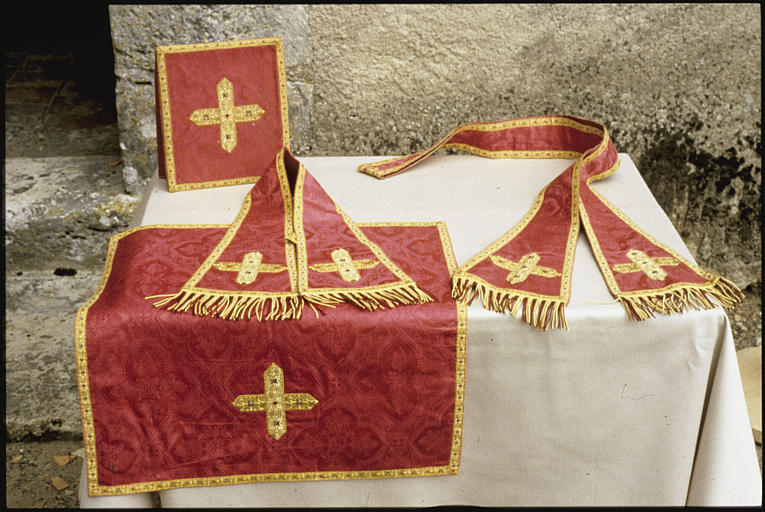 Etole, manipule, bourse de corporal, tapis de dessus d'autel (?) : damas rouge à motifs quadrilobés, galons dorés, croix brodées avec imitation de pierres serties