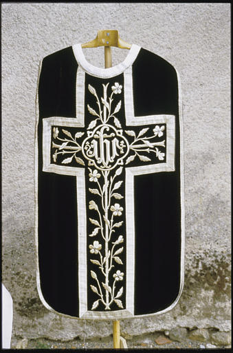 Chasuble : tissu noir, galon argenté, fils d'argent brodés, motif de branches fleuries formant une croix