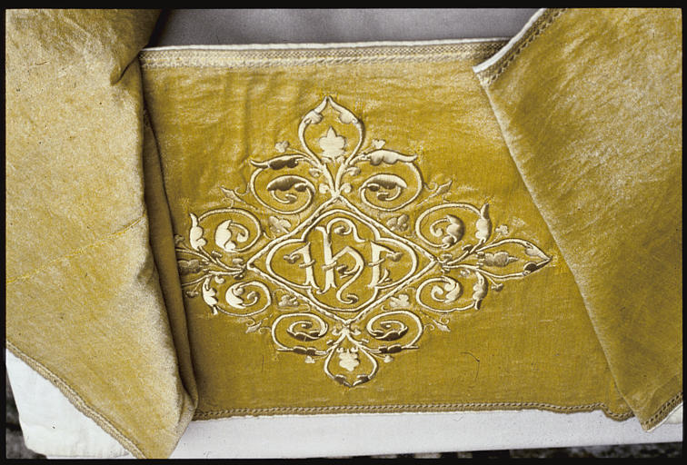 Dais de procession : velours jaune, au centre, motif brodé de feuillages formant un rectangle