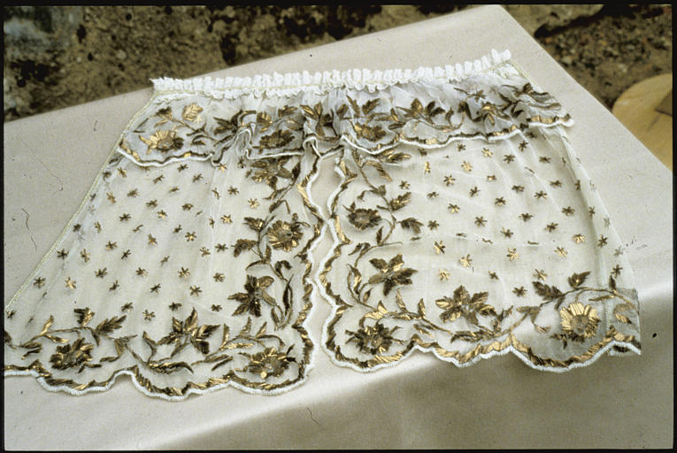 Conopée : tulle, dentelle, fils de métal brodés, motifs de fleurs et d'étoiles