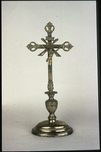 Croix d'autel : crucifix à pattes formées par deux volutes et une fleur stylisée - © Ministère de la Culture (France), Médiathèque du patrimoine et de la photographie, diffusion RMN-GP