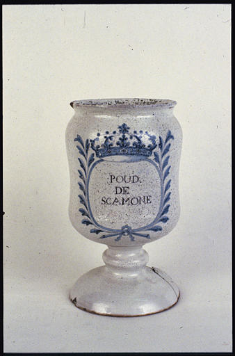 Pot à pharmacie : pot à canon, faïence émaillée à fond blanc, décor bleu de palmes surmontées d'une couronne, inscription 'Poud. De scamone' - © Ministère de la Culture (France), Médiathèque du patrimoine et de la photographie, diffusion RMN-GP