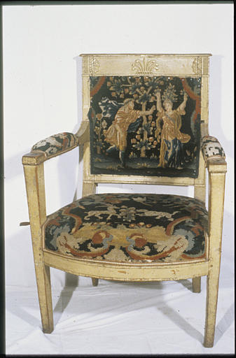 Fauteuil : à manchettes, dossier carré, traverse supérieure dossier sculptée d'une palmette, garniture de tapisserie au petit point, 'Apollon et Daphné' (dossier)