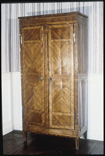 Armoire : vantaux (2), marqueterie, motifs géométriques, médaillons ovales (centre de chaque vantail)