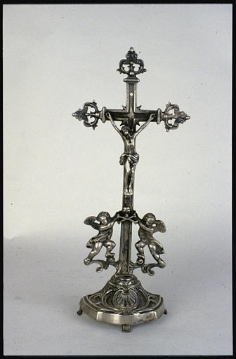 Croix d'autel : crucifix, argent, angelots à la base de la croix