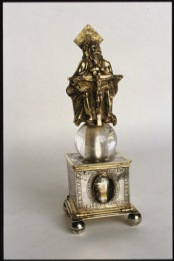 Reliquaire : de la dent de saint Saintin, Dieu le Père assis sur un globe en cristal de roche, tenant le Christ en croix, socle cubique en argent , médaillon