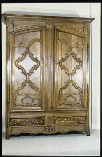 Armoire : Lorraine, vantaux (2), tiroirs (2), corniche, pieds antérieurs galbés, moulures, motifs polylobés, rosace (face) - © Ministère de la Culture (France), Médiathèque du patrimoine et de la photographie, diffusion RMN-GP