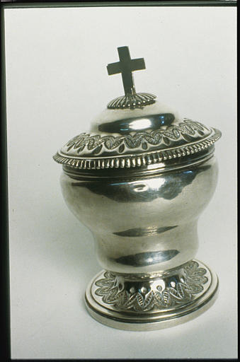 Ampoule aux saintes huiles : argent, frise de feuilles stylisées, godrons, croix sommitale - © Ministère de la Culture (France), Médiathèque du patrimoine et de la photographie, diffusion RMN-GP