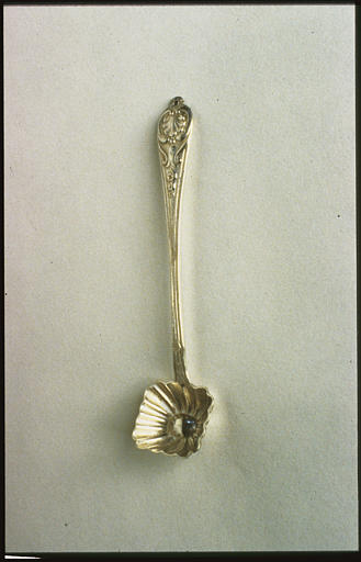 Cuillère à encens : argent, cuilleron en forme de losange à godrons, manche orné d'une palmette, de rinceaux