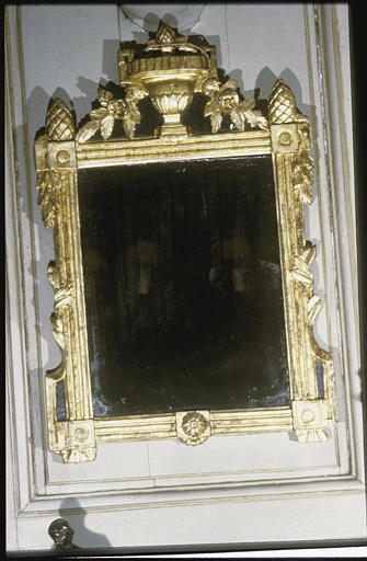 Miroir d'applique : cadre en bois sculpté, doré, cannelures, vase, pommes de pin, chutes de feuilles, fleurs - © Ministère de la Culture (France), Médiathèque du patrimoine et de la photographie, diffusion RMN-GP