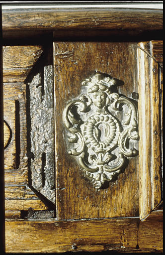 Commode ; entrée de serrure : mascaron, rinceaux, godrons, palmette (détail)