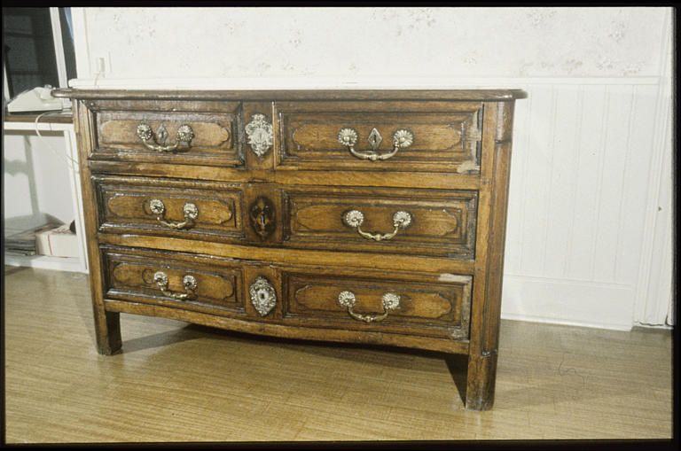 Commode : légèrement galbée, tiroirs (5), pieds, droits, montants droits, plateau de chêne - © Ministère de la Culture (France), Médiathèque du patrimoine et de la photographie, diffusion RMN-GP