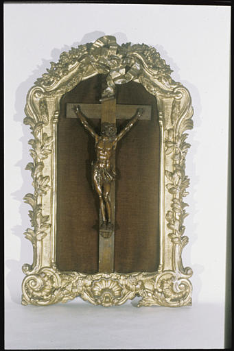 Croix encadrée :  crucifix en bois, fond velours, cadre en bois sculpté et doré, cintré, motifs d'enroulements, coquilles, guirlandes de fleurs, ruban - © Ministère de la Culture (France), Médiathèque du patrimoine et de la photographie, diffusion RMN-GP