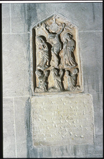 Plaque funéraire : de dame Yersen de Dugny, décor en bas-relief, calvaire avec la Vierge, saint Jean et au-dessous dame Yersen et ses fils en prière (registre supérieur), épitaphe (registre inférieur)