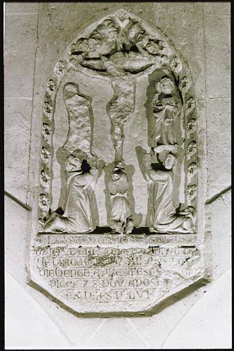 Plaque funéraire : de Morans Frapiers, calvaire, cadre en forme d'arc brisé orné de fleurettes, épitaphe ; 1312 - © Ministère de la Culture (France), Médiathèque du patrimoine et de la photographie, diffusion RMN-GP