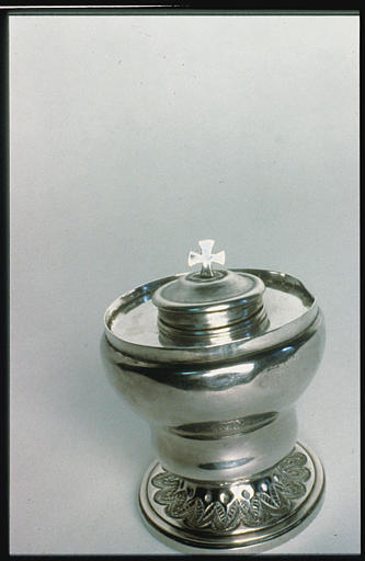 Ampoule aux saintes huiles : argent, frise de feuilles stylisées, croix sommitale