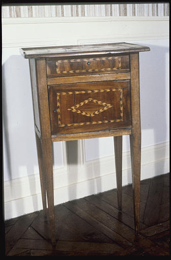 Table de nuit : bois, marqueterie, placage, vantail, tiroir, motifs de chevrons (face)