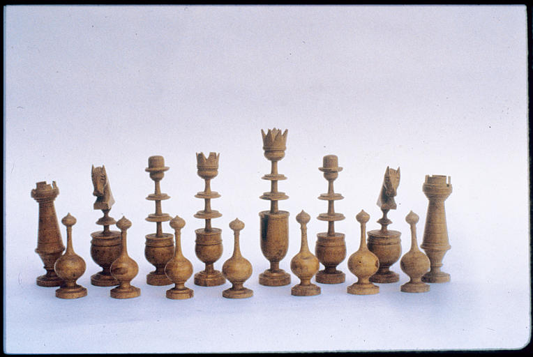 Jeu de société : jeu d'échecs, pions, bois tourné, sculpté