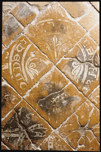 Pavement : terre cuite, motif de médaillon circulaire et fleur de lys, bicolore (détail)