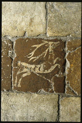 Pavement : terre cuite, motif de cerf bondissant, bicolore (détail)