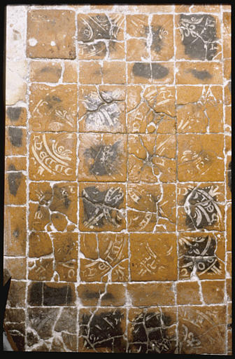 Pavement : terre cuite, motif de médaillon circulaire et fleur de lys, bicolore (détail)