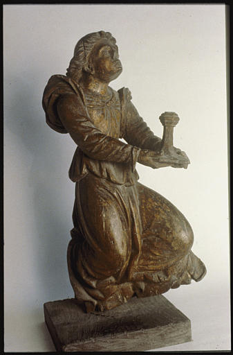 Statue : ange adorateur, agenouillé, tenant un flambeau ou une base de monstrance (trois quart droite)