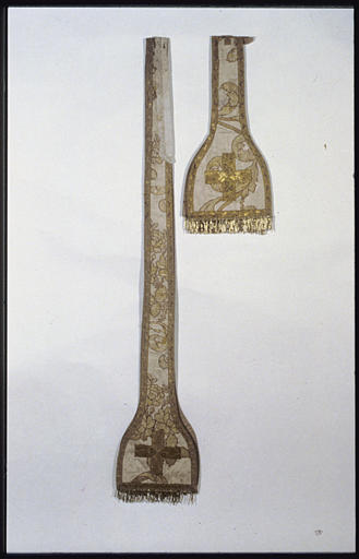 Etole, manipule : soie, galons de fils d'or, dentelle, rinceaux végétaux, croix