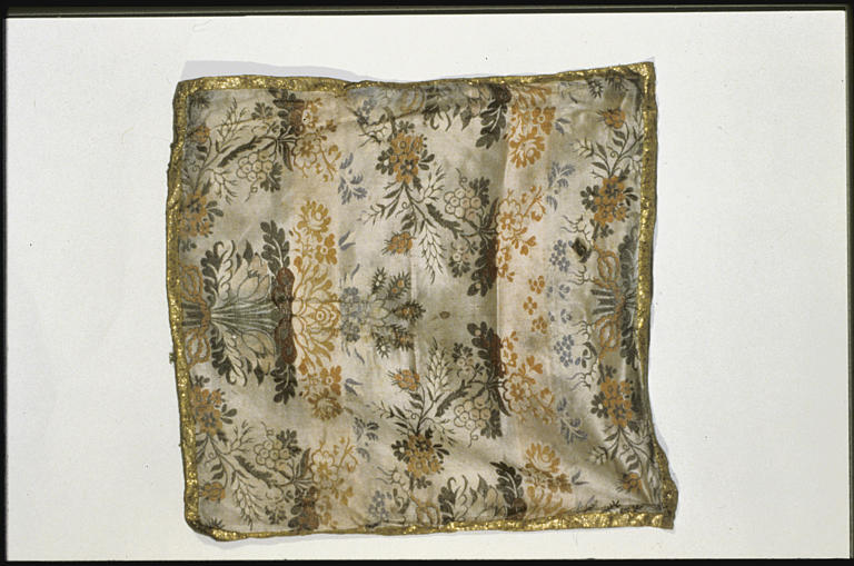 Voile de calice : soie, galons de fils d'or, fond blanc, motifs de grappes de raisin, branches fleuris, bouquets - © Ministère de la Culture (France), Médiathèque du patrimoine et de la photographie, diffusion RMN-GP