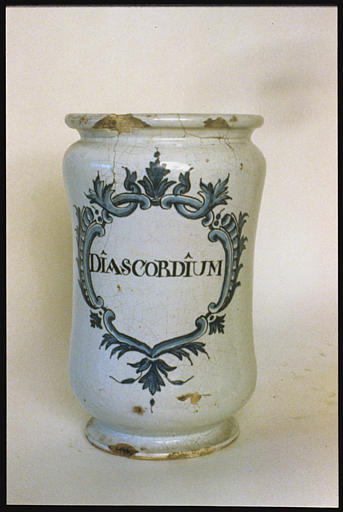 Pot à pharmacie : pot à canon, dit albarelle, 'Diascorum' (inscription), faïence à fond émaillé blanc, volutes et feuillages peints en bleu - © Ministère de la Culture (France), Médiathèque du patrimoine et de la photographie, diffusion RMN-GP