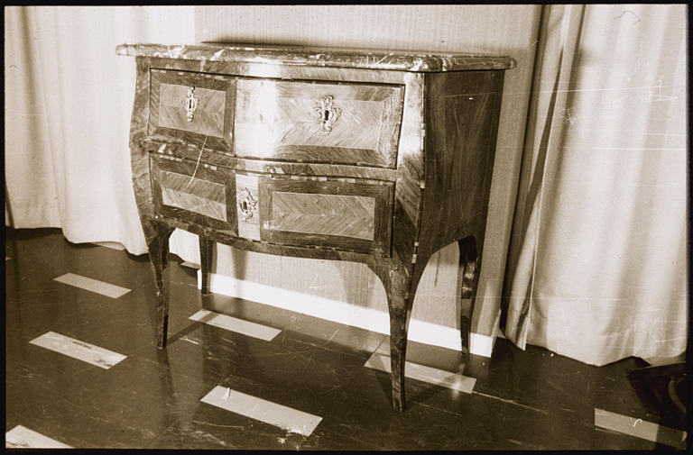 Commode : galbée, tiroirs (3, sur deux rangs), plateau de marbre, placage