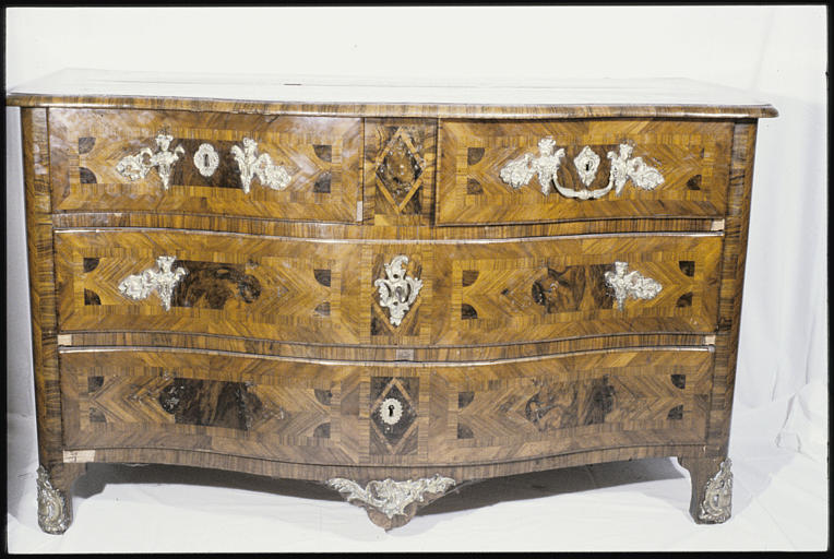 Commode : ceinture légèrement galbée, tiroirs (4), montants droits, marqueterie, placage