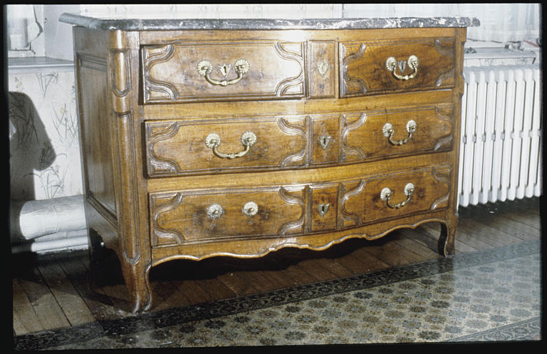 Commode : légèrement galbée, tiroirs (4), montants droits, pieds galbés, plateau de marbre - © Ministère de la Culture (France), Médiathèque du patrimoine et de la photographie, diffusion RMN-GP