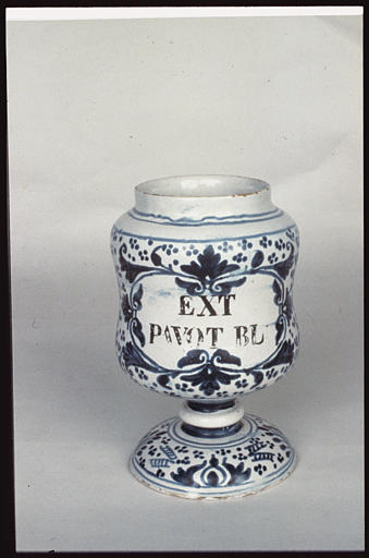 Pot à pharmacie : pot à canon, sans couvercle, 'Ext. Pavot BL', faïence à fond émaillé blanc et décor de feuillages et de petits points peint en bleu - © Ministère de la Culture (France), Médiathèque du patrimoine et de la photographie, diffusion RMN-GP