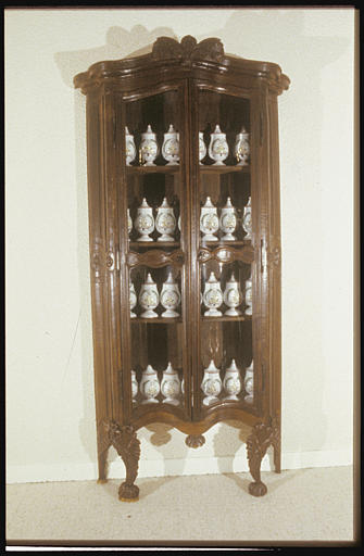 Armoire : vantaux (2) à vitres, pieds antérieurs galbés, ornés de motifs de coquilles et de feuillages, panneaux galbés, moulures, rosaces - © Ministère de la Culture (France), Médiathèque du patrimoine et de la photographie, diffusion RMN-GP