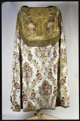 Chape : soie damassée, brodée, galon de fils d'or, fond blanc et décor polychrome de bouquets et de rinceaux fleuris, chutes de fleurs et grosse rose centrale (chaperon) - © Ministère de la Culture (France), Médiathèque du patrimoine et de la photographie, diffusion RMN-GP