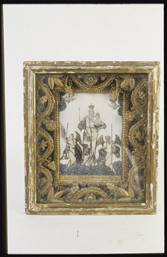 Tableau-reliquaire : 'Notre-Dame d'Einsiedeln', Vierge à l'Enfant, couronnés, encadrés par deux anges tenant des cierges, papier formant des enroulements, rinceaux, fleurs, imitation filigranes, papier brodé de fils de soie (image centrale)