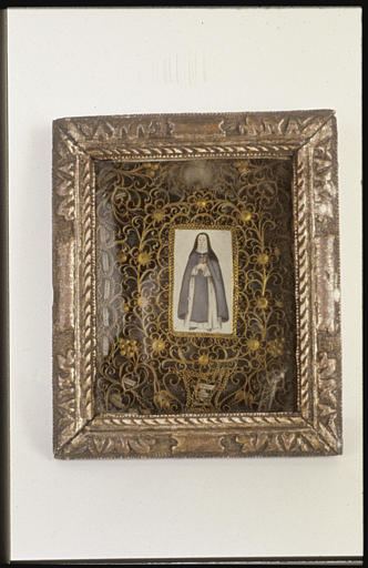 Tableau-reliquaire : 'Portrait d'une religieuse', gouache sur papier ou sur vélin (?), décor de paperoles intégrant plusieurs reliques, dans un cadre en bois doré