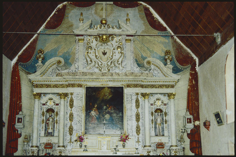 Choeur ; autel, retable, statues (2), tableau : 'Saint Sébastien' (gauche), 'Saint Germain' (droite), 'L'adoration des mages', retable architecturé, colonnes, corniche, décrochement, fronton, volutes, rinceaux, chutes de fruits (vue générale)