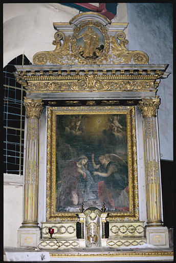 Autel latéral sud ; retable, tableau : 'L'Annonciation', colonnes cannelées rudentées, corniche à rinceaux végétaux surmontée d'un médaillon à décor en bas-relief représentant la Vierge et deux chérubins - © Ministère de la Culture (France), Médiathèque du patrimoine et de la photographie, diffusion RMN-GP