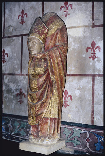 Statue : 'Saint Denis', pierre polychrome (trois quart gauche)