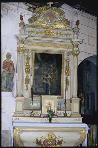 Autel latéral nord ; retable, tableau, statue : 'L'Education de la Vierge', retable architecturé, chutes de fruits et lambrequins, fleurs, étoile, palmes - © Ministère de la Culture (France), Médiathèque du patrimoine et de la photographie, diffusion RMN-GP