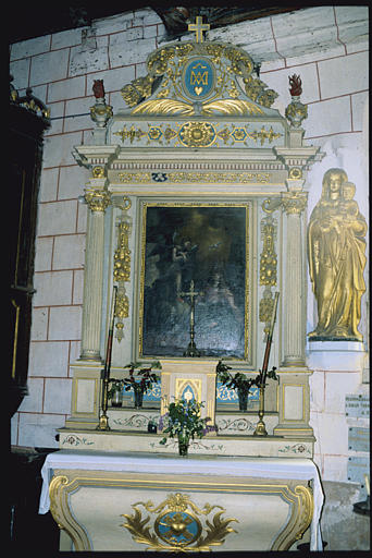 Autel latéral sud ; retable, tableau, statue : 'L'Annonciation', 'Vierge à l'Enfant', retable architecturé, chutes de fruits et lambrequins, fleurs, palmes