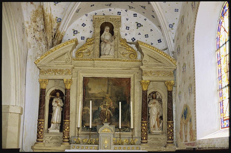 Autel latéral sud ; retable, tableau, statues (3) : 'L'éducation de la Vierge' (tableau et statue de la niche sommitale), 'Saint Roch' (à droite), un saint (à gauche), retable architecturé
